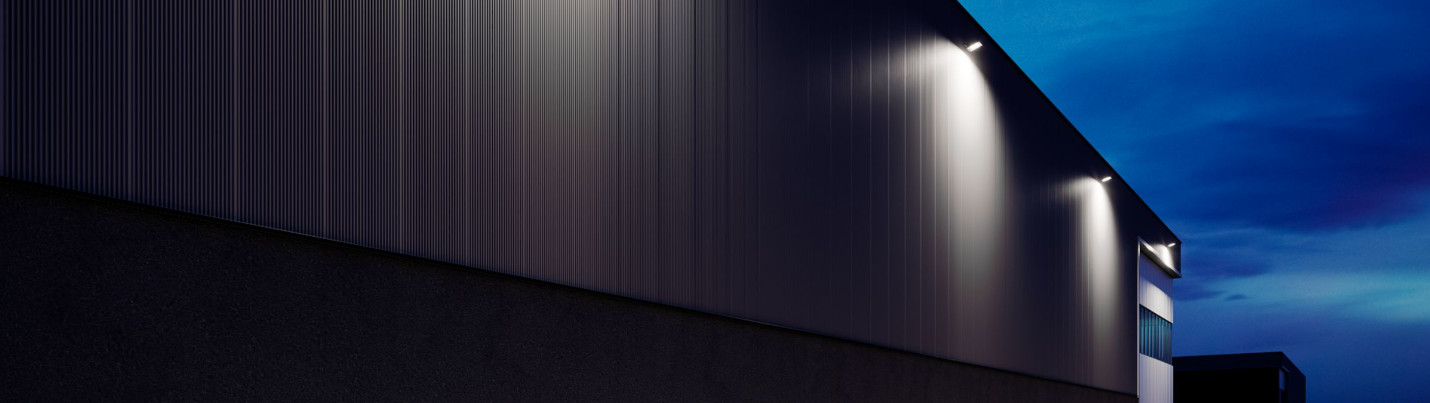 Eine Fassade wird von Scheinwerfern des Herstellers erleuchtet.