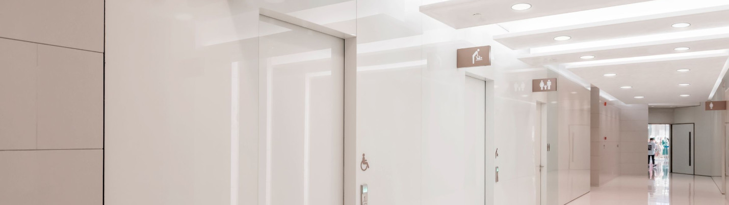 Ledinaire Slim Downlight an einer Flurdecke