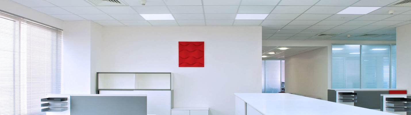 Ein Großraumbüro mit Ledinaire LED-Panel an der Decke