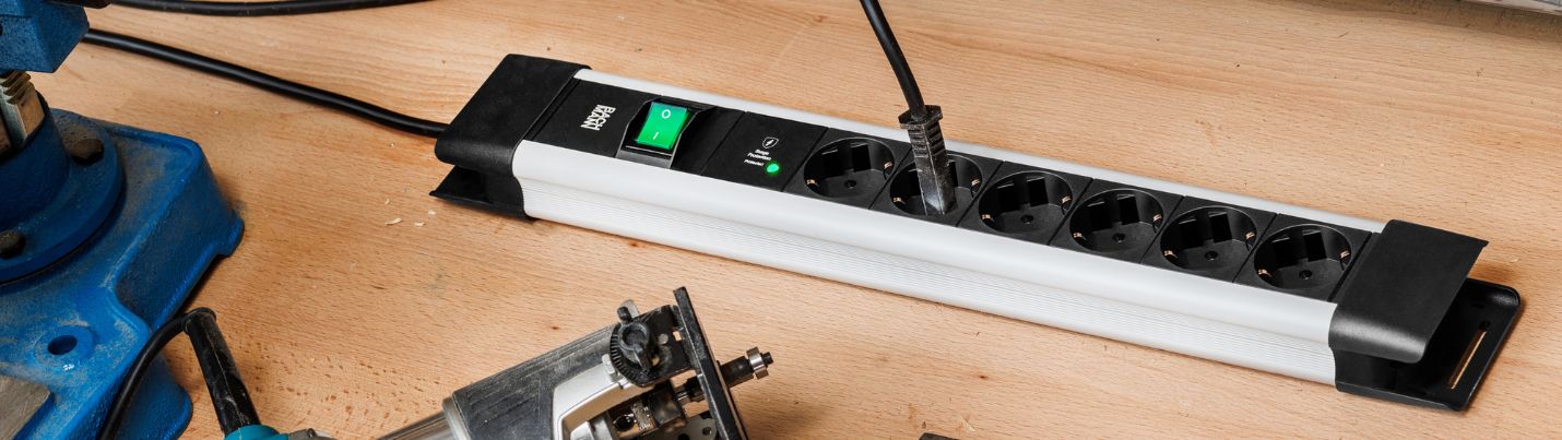 Eine Steckerleiste CONNECTUS liegt auf dem Gussboden