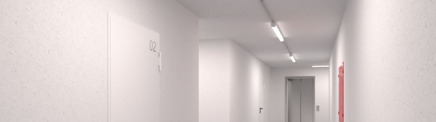 Ein Flur mit LED-Lichtleisten an der Decke