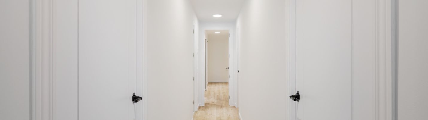 Ein Flur mit flachen Downlights an der Decke 