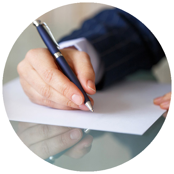 Eine Hand hält einen Stift beim Schreiben