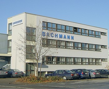 Bild 1: Bild aus 80ern von Frau und zwei Männern im Büro, Bild 2: Gebäude von Bachmann Grüdnung