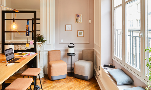 Modernes beiges Wohnzimmer