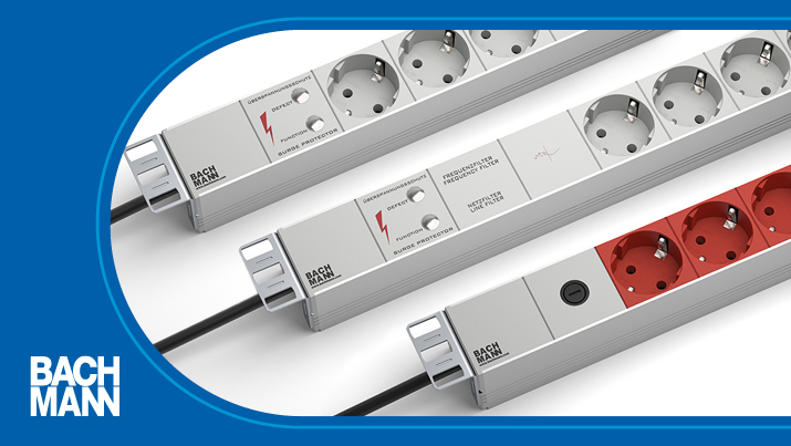 Mehrere Steckerleisten des Herstellers nebeneinander vor einem weißen Hintergrund