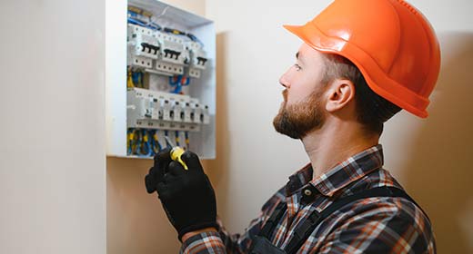 Mann am Installationschrank