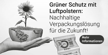 Schwarz-weiß-Bild zum Thema Nachhaltige Verpackung mit einer halben Erdkugel aus der eine Sonnenblume wächst auf einer geöffneten Hand.