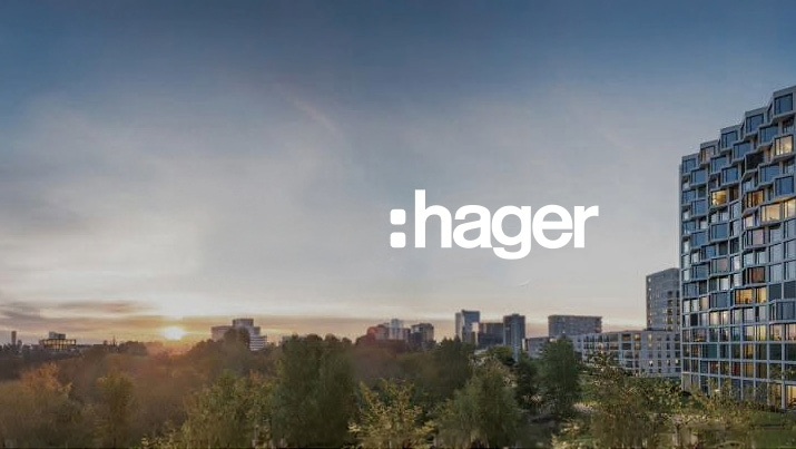 Ein weiter dunkelblauer Himmel über einer Großstadtsilhouette mit Logo des Herstellers