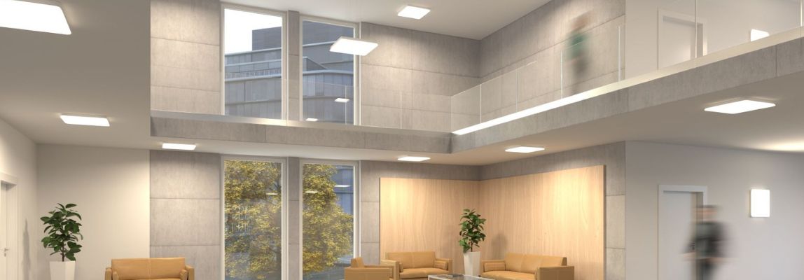 Modernes hohes Foyer wie in einem Geschäftsgebäude mit Decken- und Wandleuchten des Herstellers