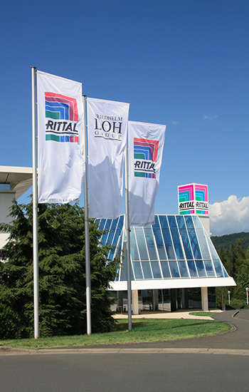 Flaggen von Rittal und Solarmodul