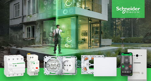 Produkte des Herstellers im Vordergrund und dahinter ein Mann vor einer Fassade