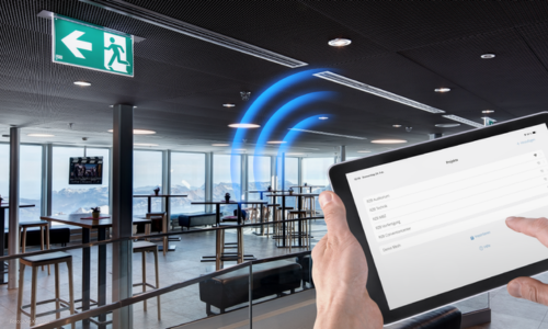 Im Büro mit Tablett