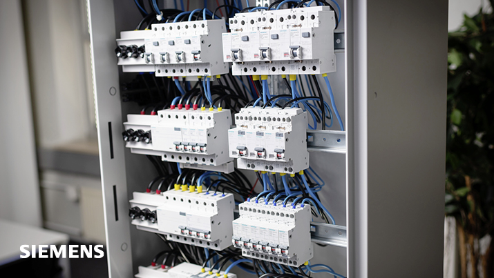 Das Banner zeigt SENTRON Schutzgeräte des Herstellers in der Nahaufnahme