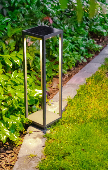 Gartenlampe im Garten  leutet