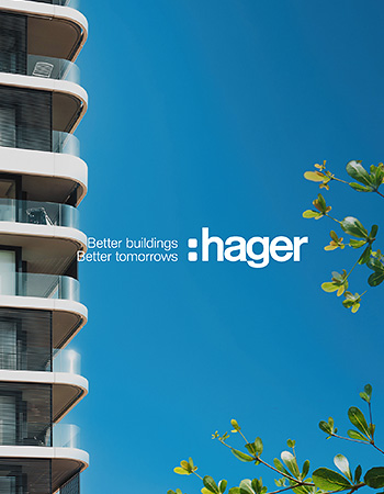 Ein Teil einer Hochhausfassade und daneben das Logo des Herstellers vor blauem Himmel