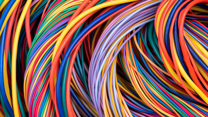 Viele bunte Kabelleitungen