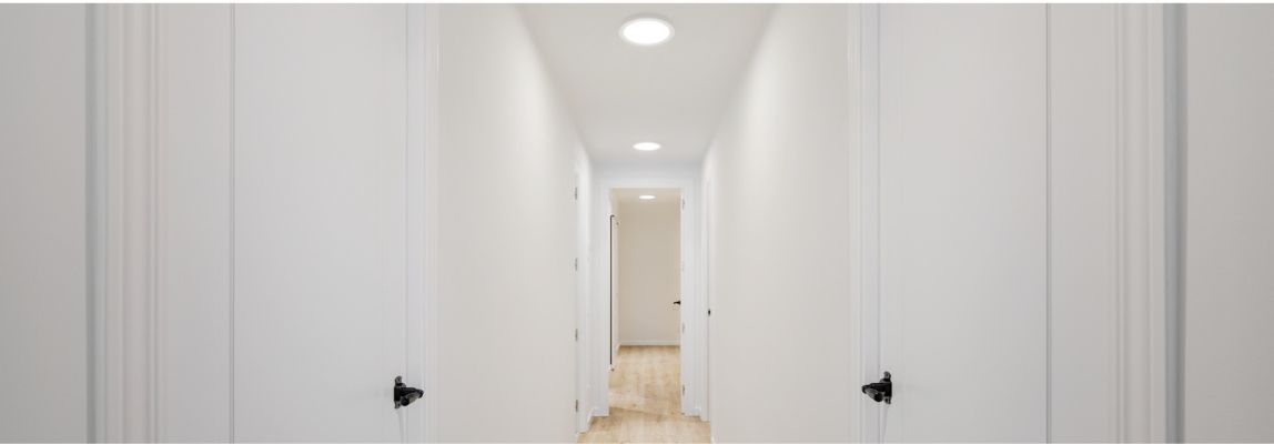 Ein langer Flur mit Herstellerleuchten LED-Anbaudownlight TRIXY an der Decke