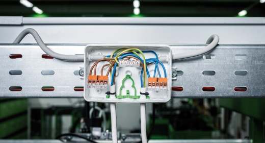Eine Verbindungsdose des Herstellers an einer Metallschiene montiert