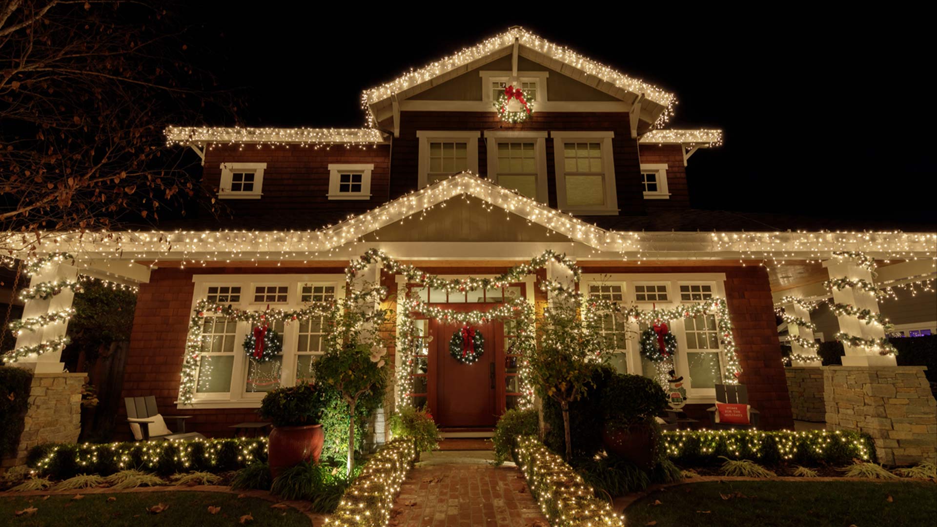 Ein Haus mit Weihnachtsbeleuchtung und -dekoration an der Fassade