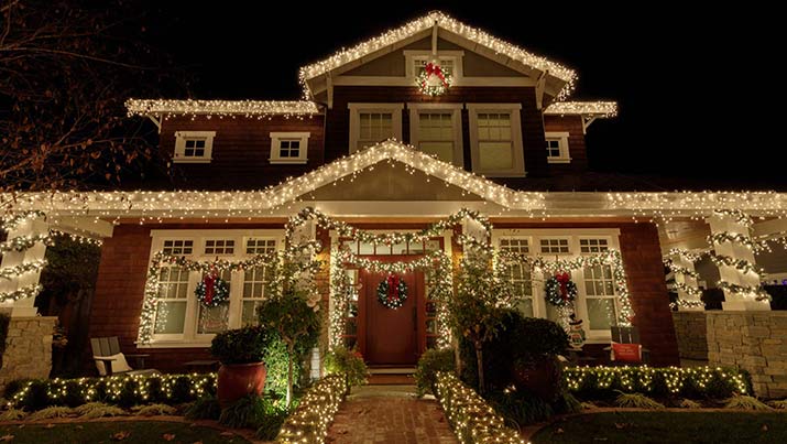 Ein Haus mit Weihnachtsbeleuchtung und -dekoration an der Fassade