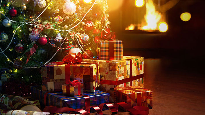 Festlich verpackte Weihnachtsgeschenke