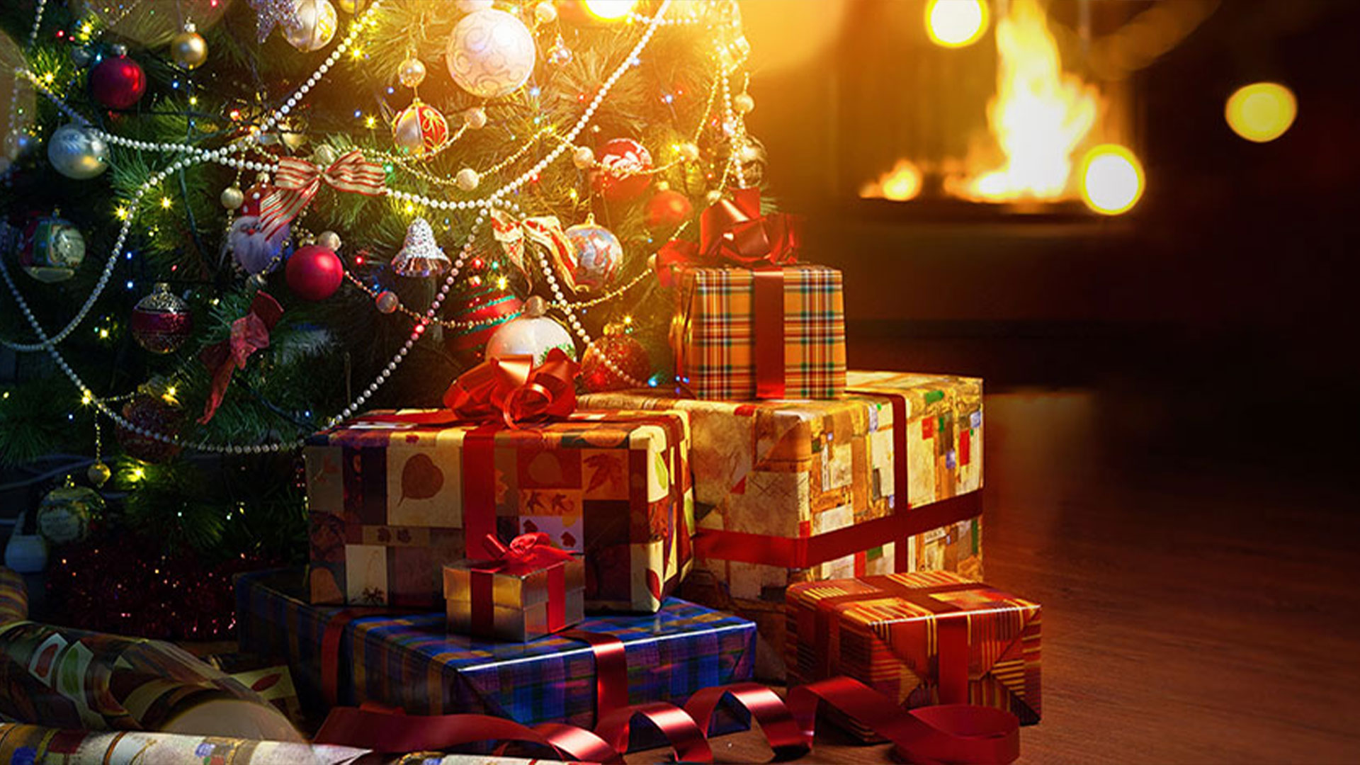 Festlich verpackte Weihnachtsgeschenke