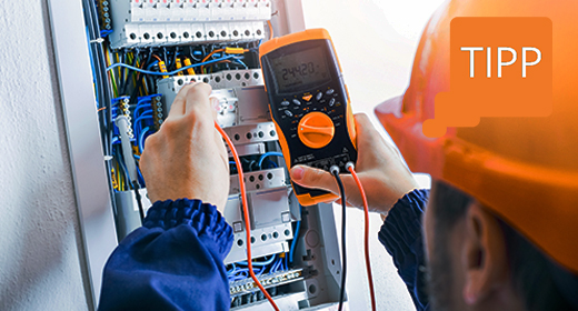 Mann am Installationschrank