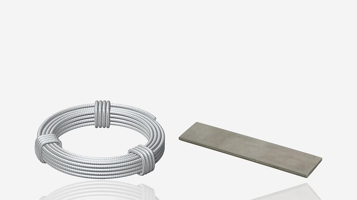 Gerollter Erdungsleiter und rechteckige Erdungsplatte auf hellem Hintergrund.