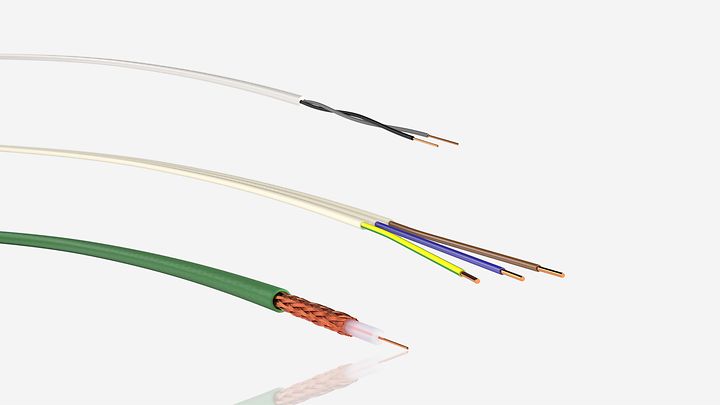 Mehrere Installations- und Datenleitungen mit sichtbaren Kupferleitern