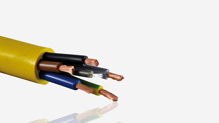 Mehradriges Kabel mit gelber Ummantelung und offenen Kupferadern